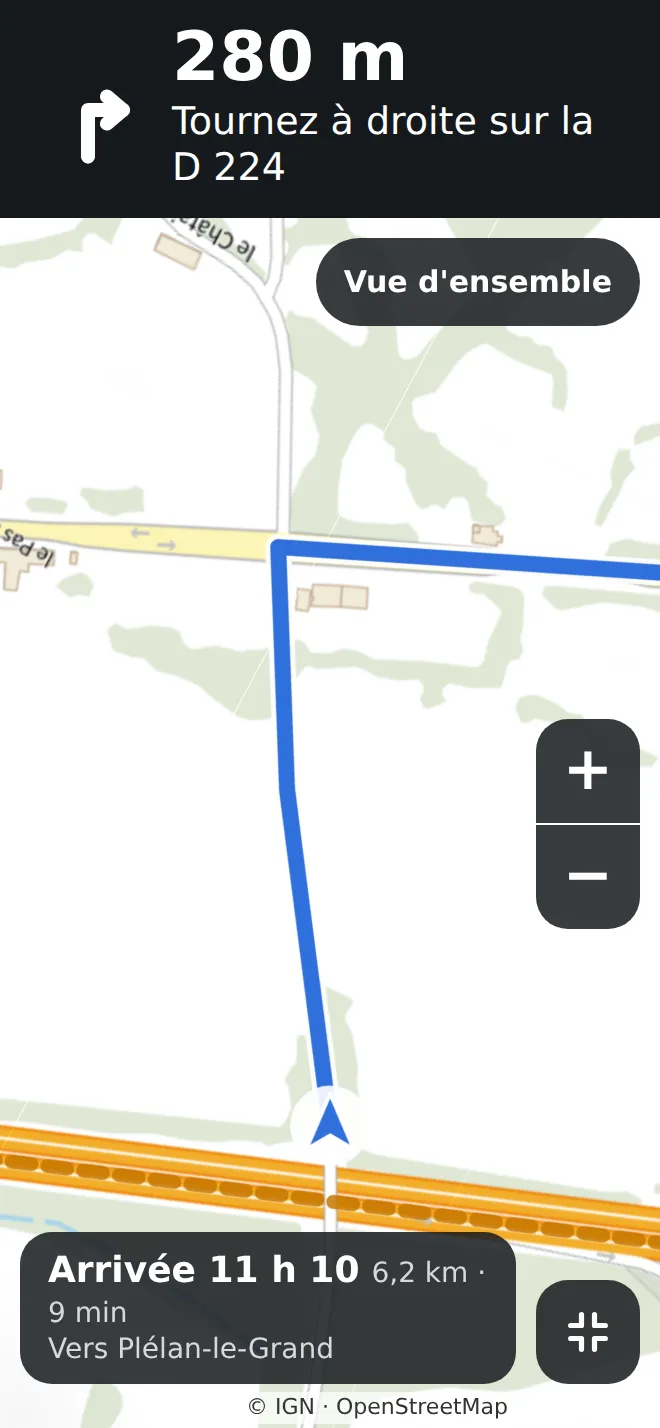 Carte de conduite en plein écran : consigne « Tournez à droite sur la D 224 », boutons de zoom, heure d'arrivée en bas.