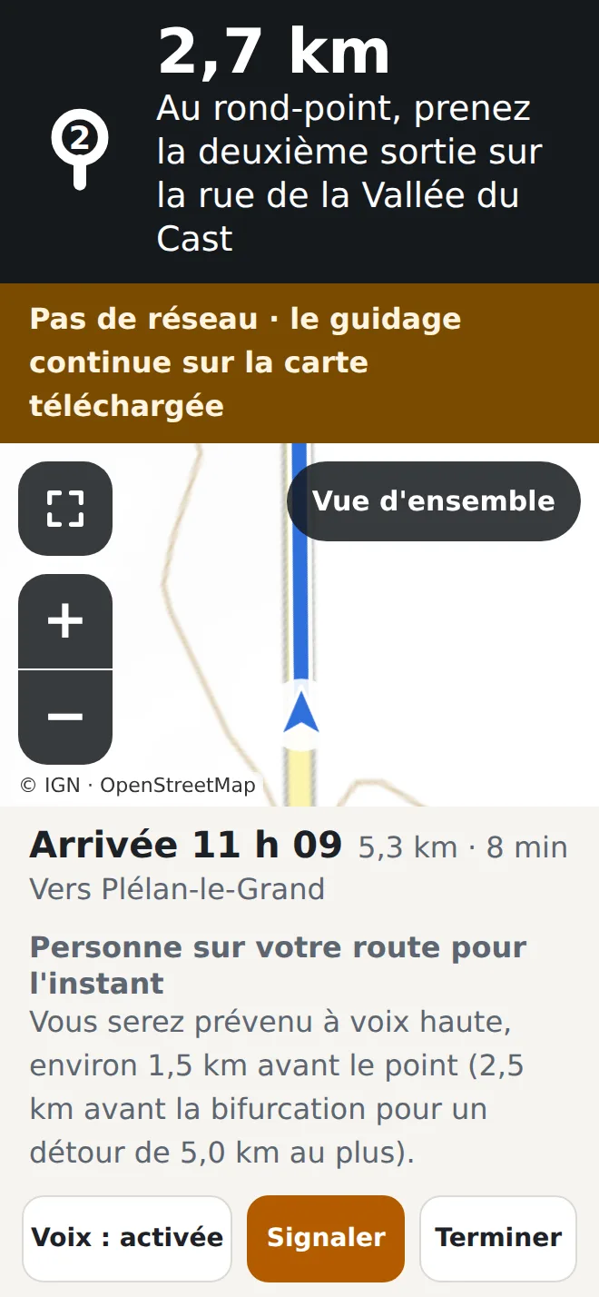 Écran de conduite avec le bandeau « Pas de réseau · le guidage continue sur la carte téléchargée ».